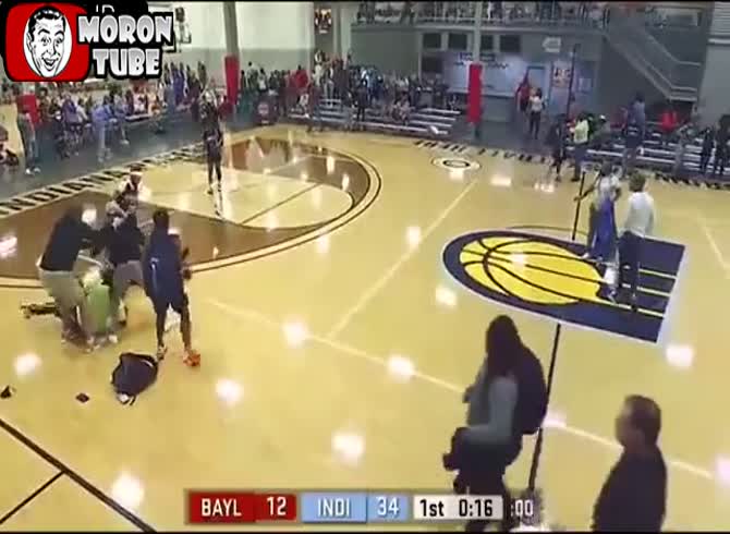 Video :An Indiana basketball referee is assaulted